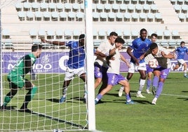 La defensa del Palencia Cristo lucha para evitar un gol.