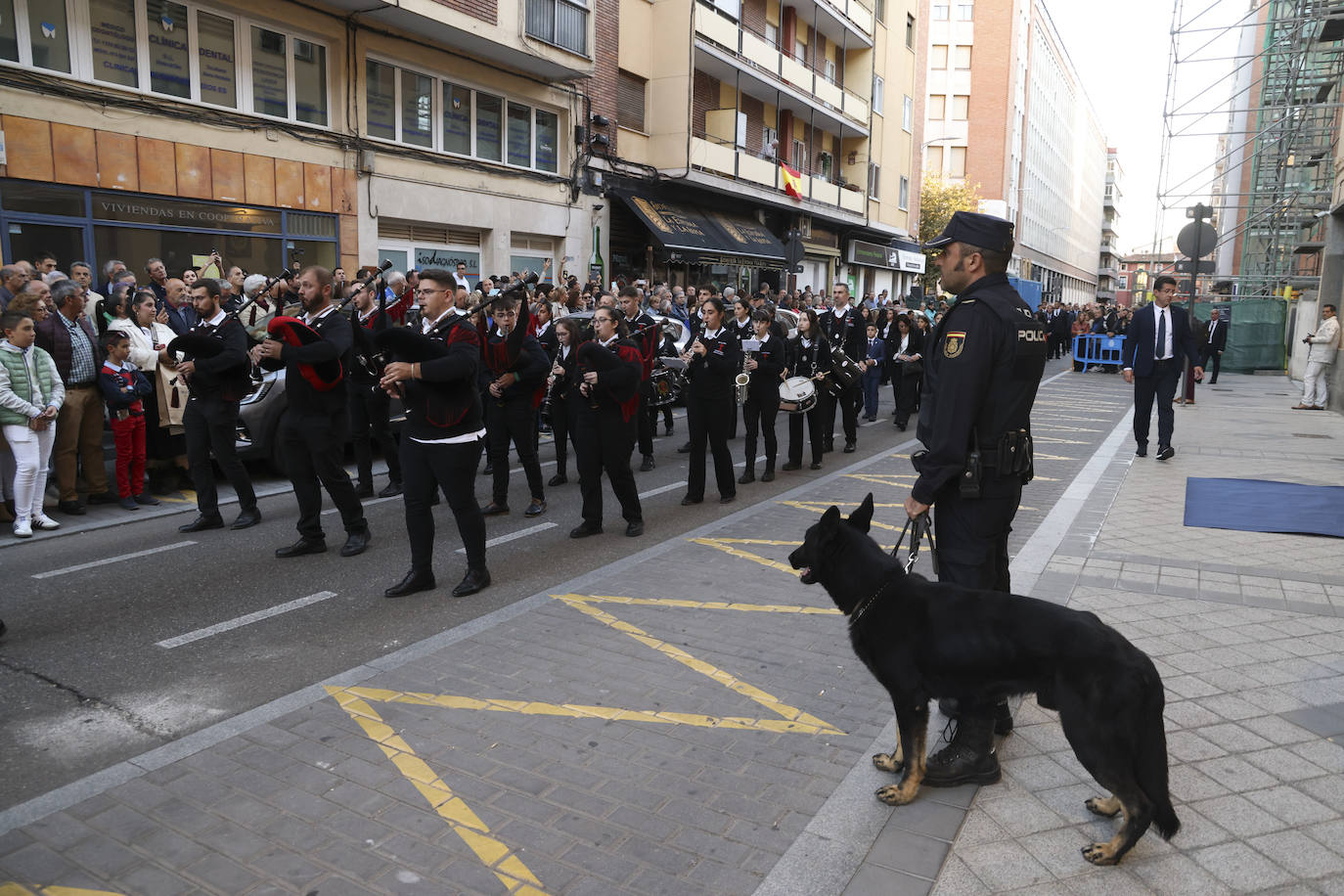 La Policía escoltando a la imagen de La Piedad, en Valladolid, foto a foto