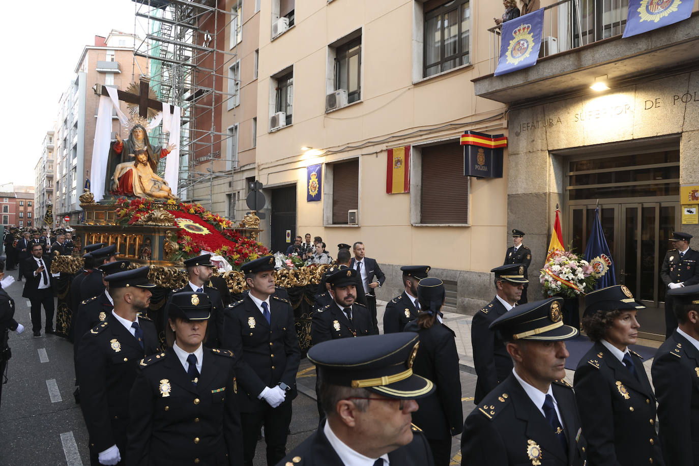 La Policía escoltando a la imagen de La Piedad, en Valladolid, foto a foto