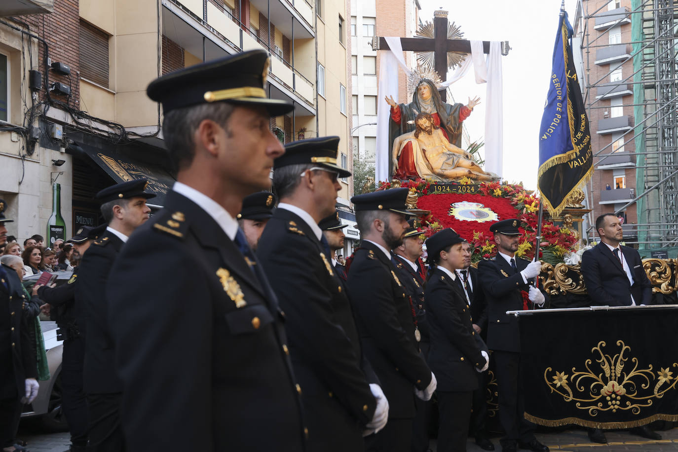 La Policía escoltando a la imagen de La Piedad, en Valladolid, foto a foto