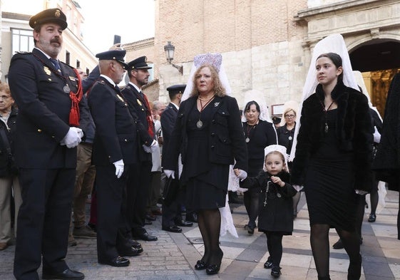 La Policía escoltando a la imagen de La Piedad, en Valladolid, foto a foto