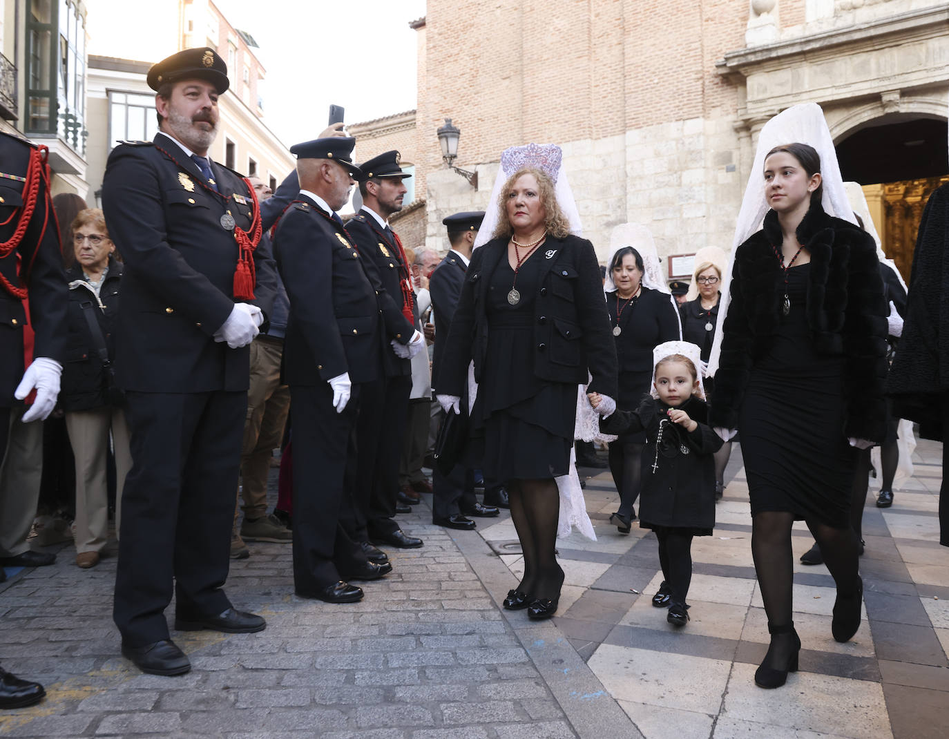 La Policía escoltando a la imagen de La Piedad, en Valladolid, foto a foto