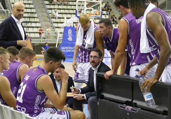 Lolo Encinas imparte instrucciones a su equipo durante un tiempo muerto.