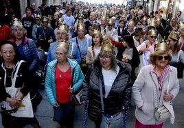 Casi tres centenares de Isabeles suben por la Calle Real con sus coronas.