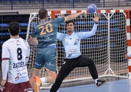 El jugador del Nava Nolasco se dispone a marcar gol ante la salida del meta del Logroño.