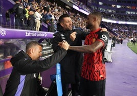 Pezzolano saluda a Larin antes del comienzo del partido frente al Mallorca.