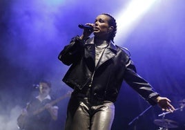 Isabel Aaiún durante su concierto en Peñafiel.