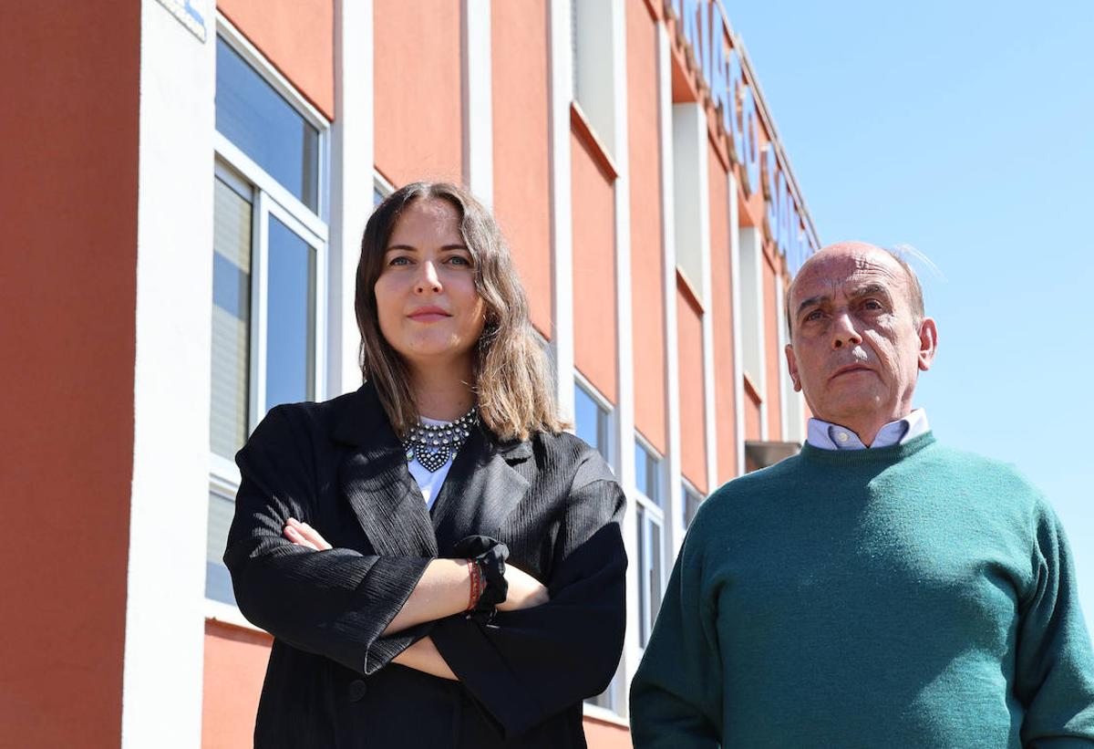 Imagen principal - Carlota Cobos y Félix Rodríguez, en el exterior de la sede de la empresa. Abajo, herraduras de la primera etapa de la actividad industrial y al lado, el fundador.