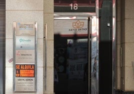 Cartel de 'se alquila' en un edificio en Palencia.