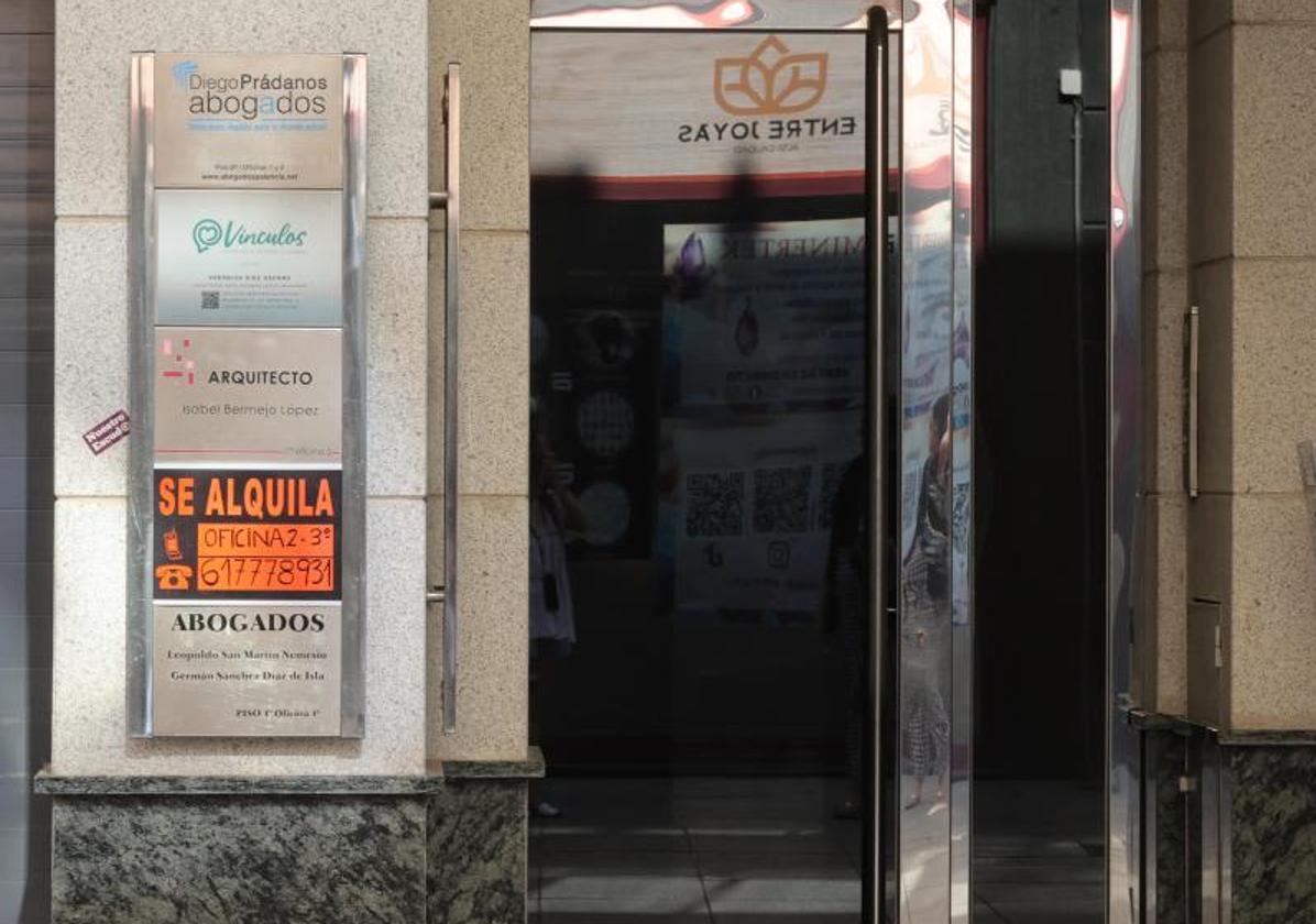 Cartel de 'se alquila' en un edificio en Palencia.