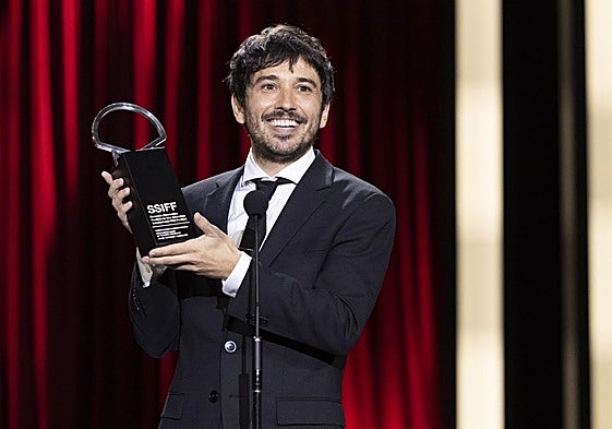 Pedro Martín Calero recibe el premio al mejor director por 'El llanto', compartido con Laura Carreira.