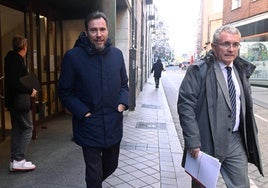 Óscar Puente, junto con su abogado, sale de los juzgados tras ratificar su denuncia en diciembre de 2022.