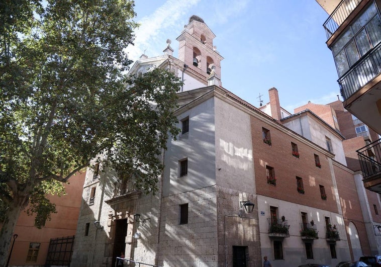 San Nicolás, en la esquina de la calle Puente Mayor y coronada por la espadaña.