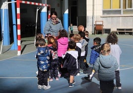 Alumnos de Infantil del colegio La Salle, este lunes durante el recreo.