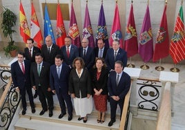 El presidente de la Junta, el consejero de Medio Ambiente y Vivienda, los presidentes de las nueve diputaciones, y la directora general de Vivienda, posan en el Palacio Provincial de Palencia.