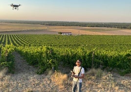 Pablo Moreno, con el dron que utiliza en sus viñedos de Moraleja de Coca.