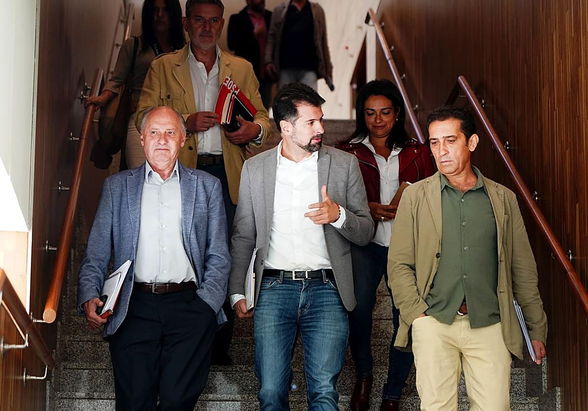 Faustino Temprano (UGT), Luis Tudanca (PSOE) y Vicente Andrés (CCOO), en las Cortes de Castilla y León.