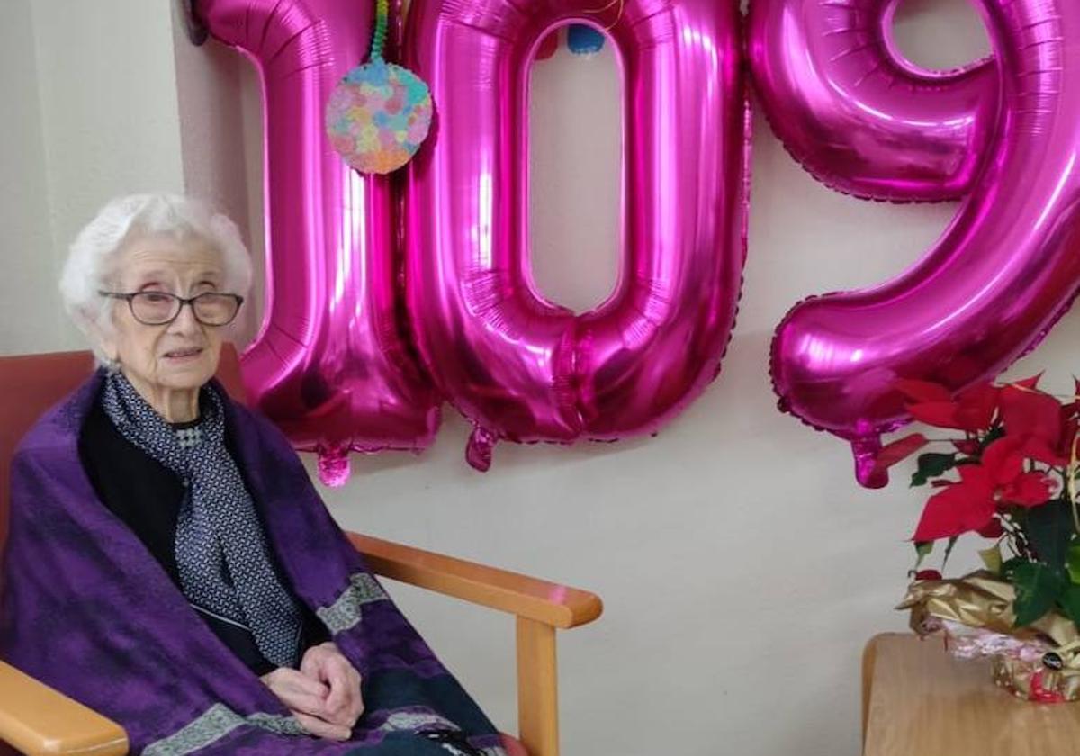 Ignacia Heras, en la residencia El Castillo durante la celebración de su 109 cumpleaños.