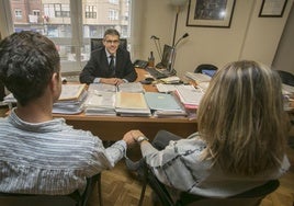 Una pareja acude a un notario para contraer matrimonio.