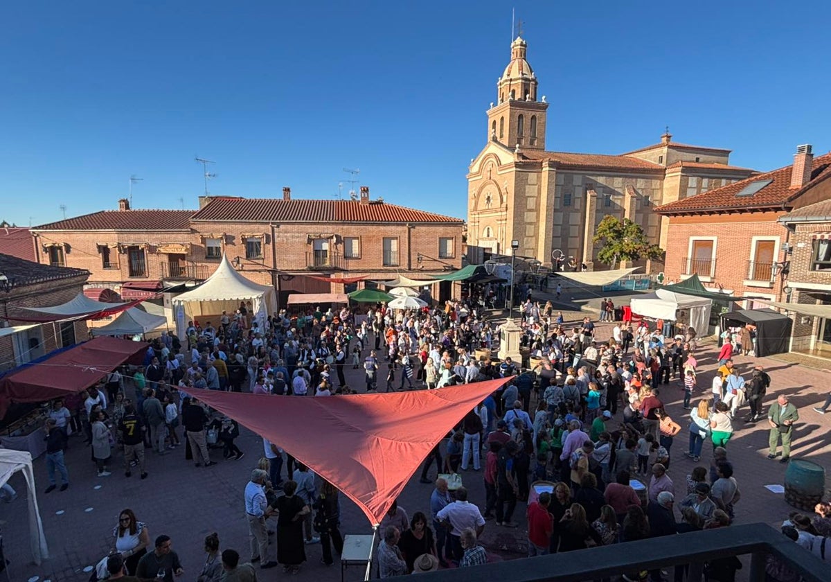 Plaza Mayor de Serrada durante la Fiesta de la Vendimia