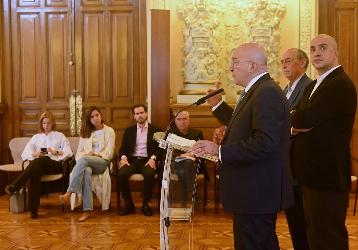 Carnero con los ingenieros de la empresa Eficia Juan Ayres y Pedro Vizeu, durante la exposición del documento.