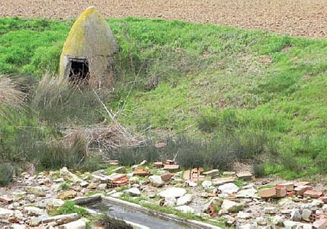 Pozo de los Carboneros en Ceinos con abrevadero.