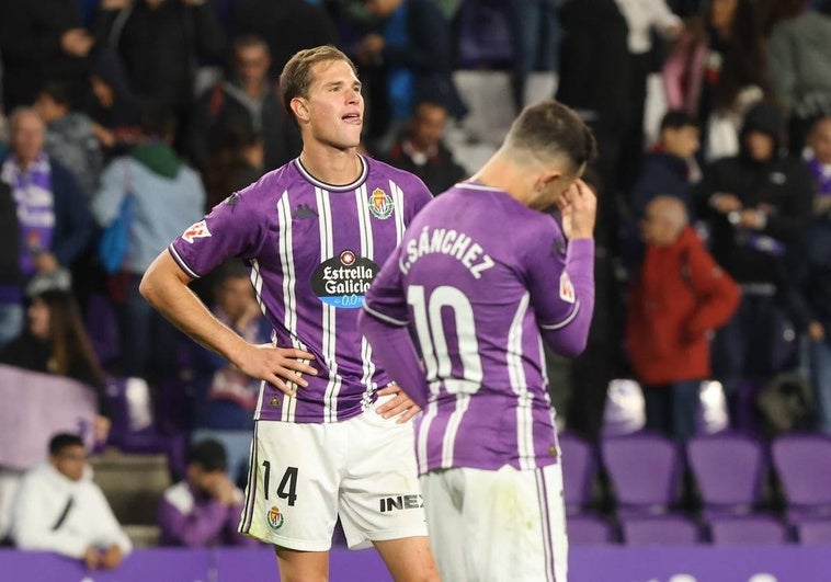 Latasa e Iván Sánchez se lamentan tras un gol encajado.