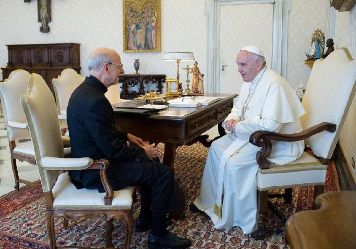 El Papa, en una audiencia con Fernando Ocáriz en el Vaticano.