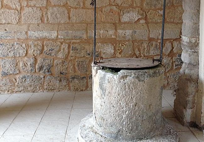 Pozo en la ermita de Nuestra Señora de Tiedra Vieja.
