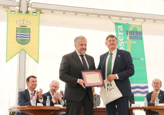 El presidente de las Cortes de Castilla y León recoge un facsímil del Fuero.