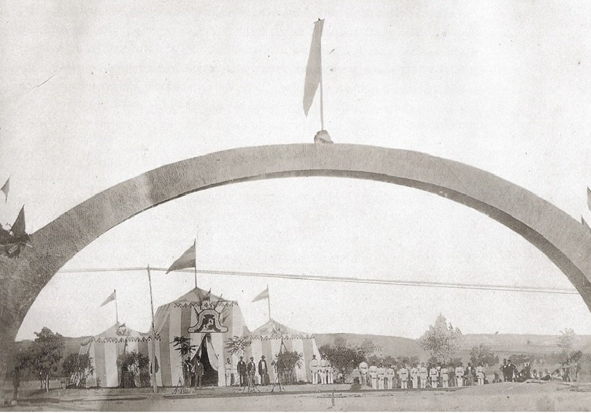 Famosa fotografía de Clifford del Arco de Ladrillo en la visita de Isabel II, el 23 de julio de 1858.