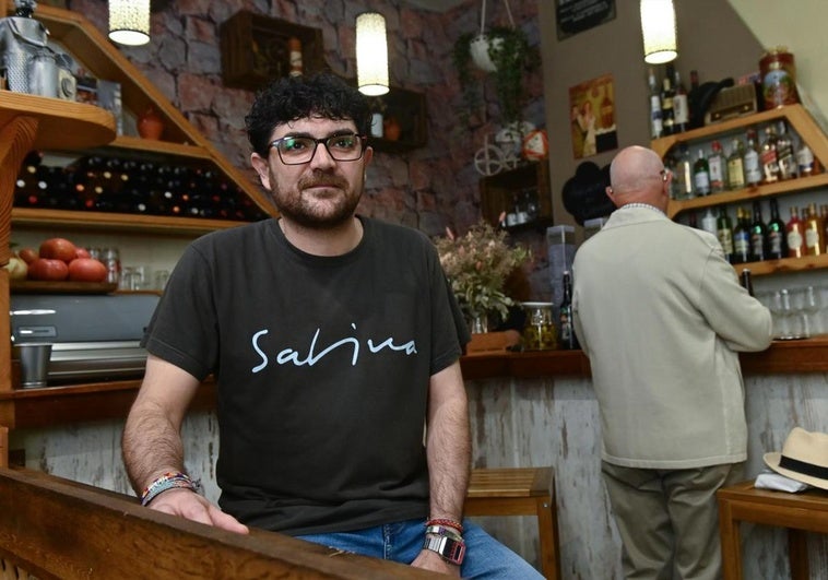 Javier Cabrera, propietario del bar Astrolabio, en la Plaza San Juan.