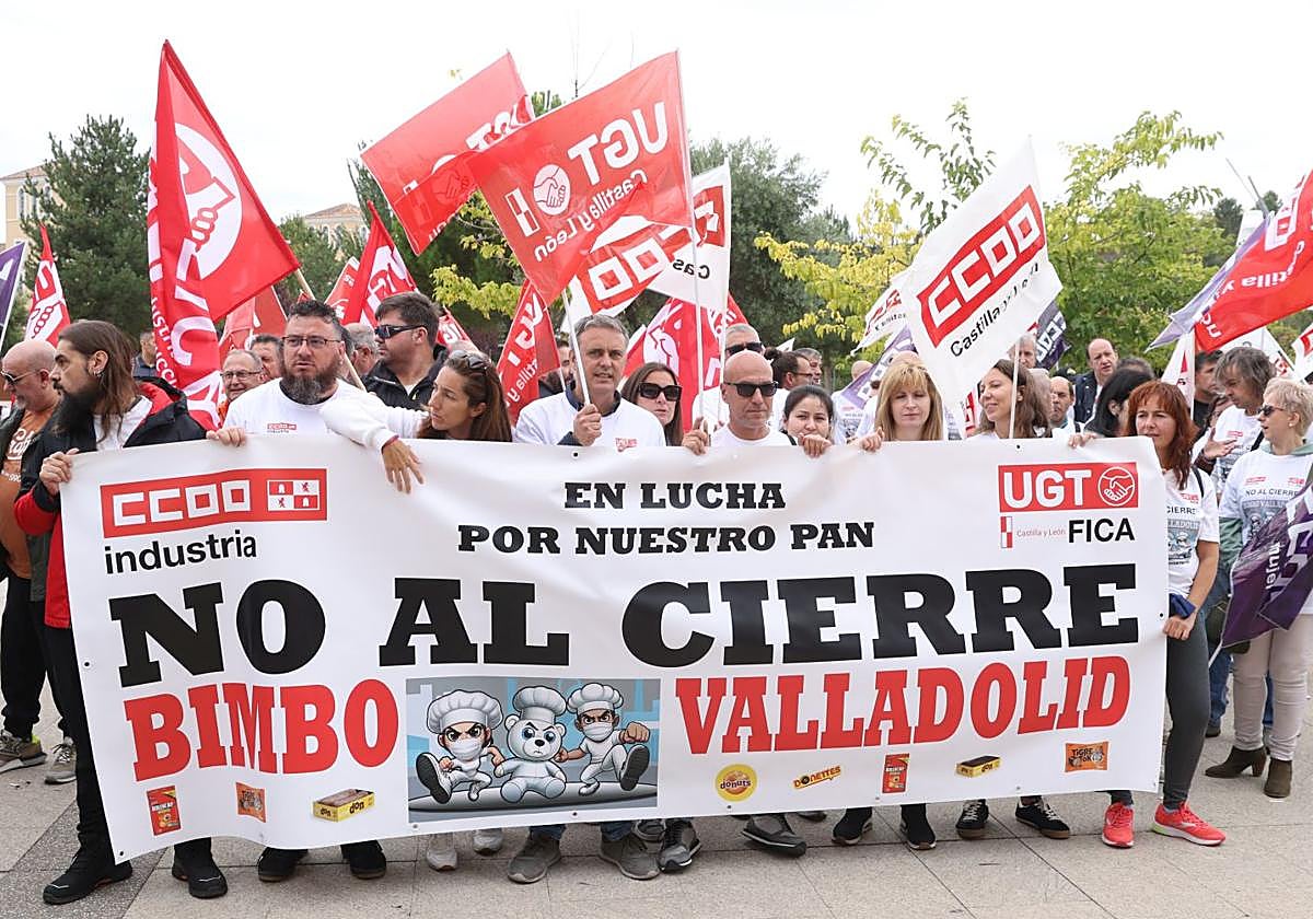 Trabajadores de Bimbo concentrados contra el cierre ante la sede de las Cortes el pasado martes.