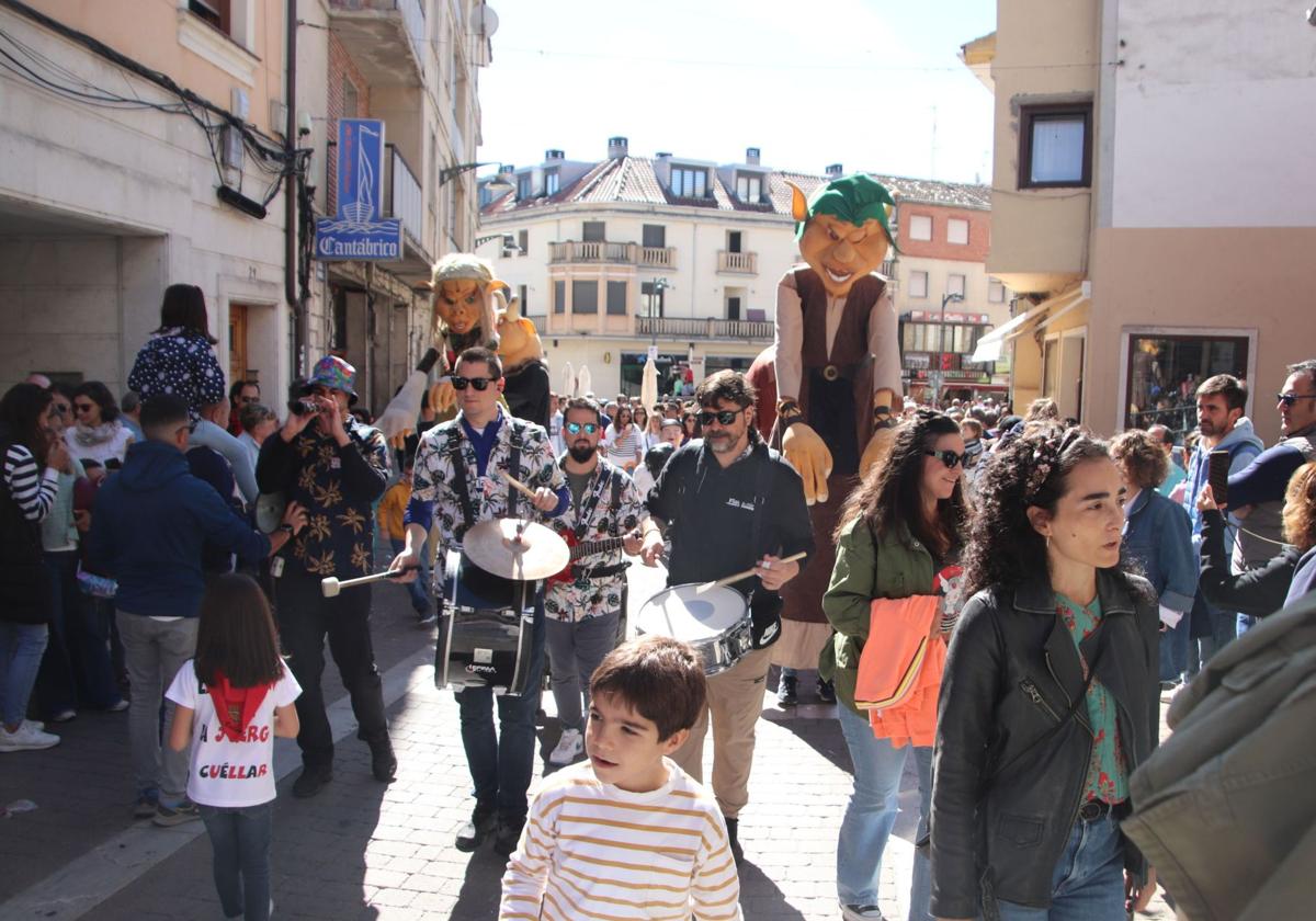 Una charanga anima un pasacalles en las recientes fiestas de San Miguel, en Cuéllar.