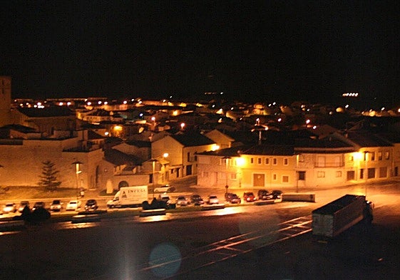 Vista panorámica nocturna de Cuéllar iluminada.