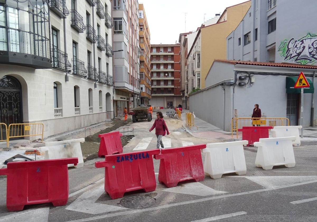 Imagen principal - Arriba, obras de urbanización de la calle García Valladolid, Debajo, a la izquierda, el vial cortado de Estación desde Ferrocarril hacia García Valladolid. A la derecha, el otro tramo cerrado de acceso a García Valladolid por Estación (desde Colón).