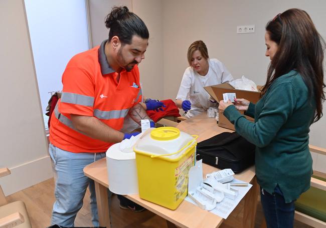 Preparativos para iniciar la vacunación, a primera hora de este martes, en la Residencia Lacort del centro de Valladolid.