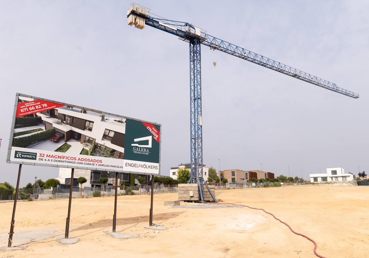 Terreno preparado para la construcción de 32 chalés adosados en La Galera.