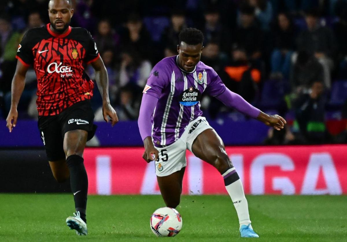 Juma Bah controla la pelota ante Cyle Larin durante el último Real Valladolid-Mallorca.