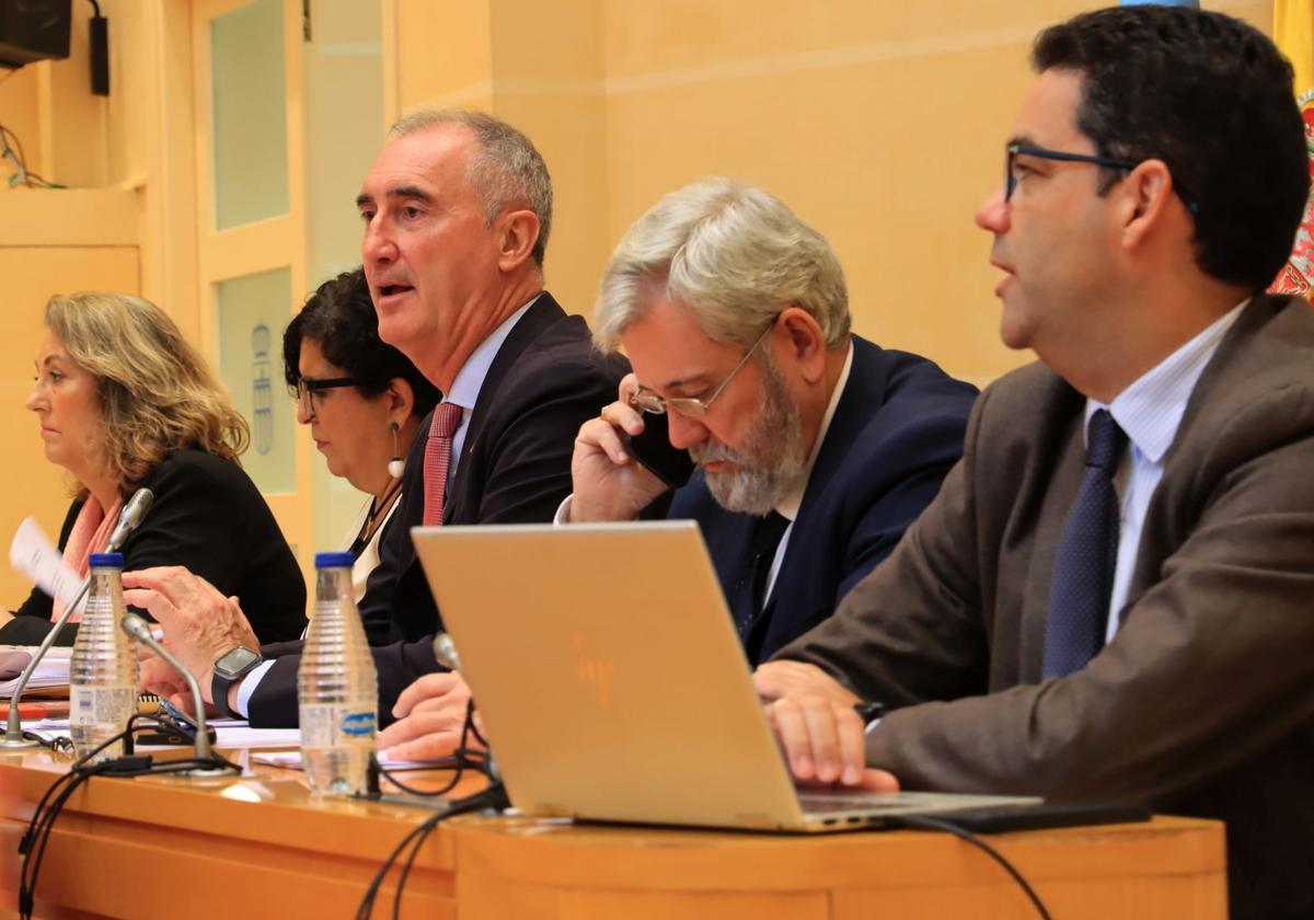 El alcalde de Segovia, José Mazarías (centro), junto a sus concejales, durante la sesión plenaria.