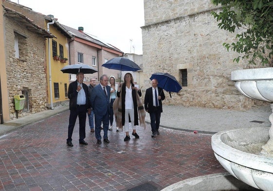 El alcalde de Villalobón, el delegado de la Junta y la presidenta de la Diputación, de izquierda a derecha, en la visita a Villalobón.