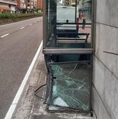 Rompe la cristalera tras empotrarse contra la entrada del parking de la avenida de Palencia