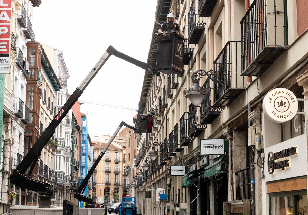 Operarios comienzan con la instalación del cableado, este miércoles en la calle Platerías.