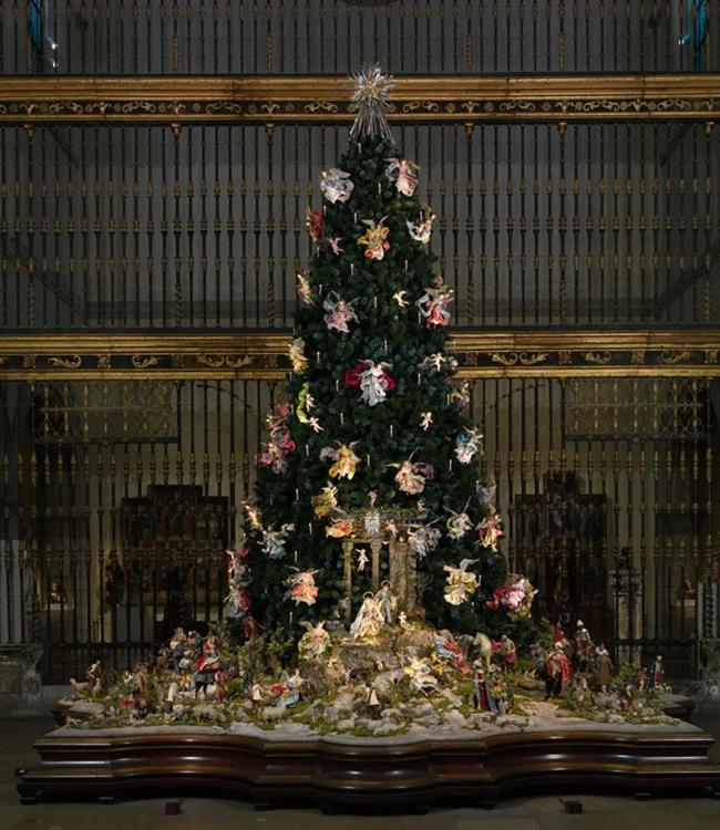 Cada año, el MET felicita la Navidad con un gran árbol delante del inmenso retablo de hierro forjado.