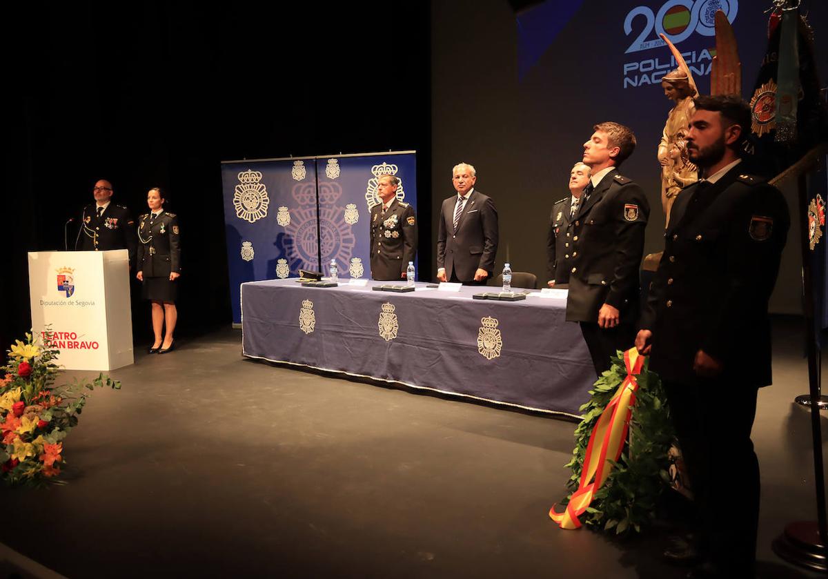 Homenaje a los caídos durante el acto institucional.