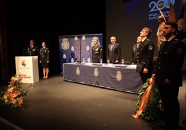 Homenaje a los caídos durante el acto institucional.