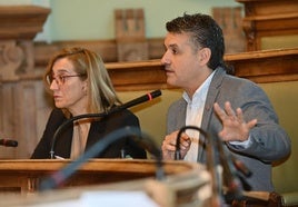 Los concejales de Toma la Palabra, Rocío Anguita y Jonathan Racionero, el lunes en el pleno.