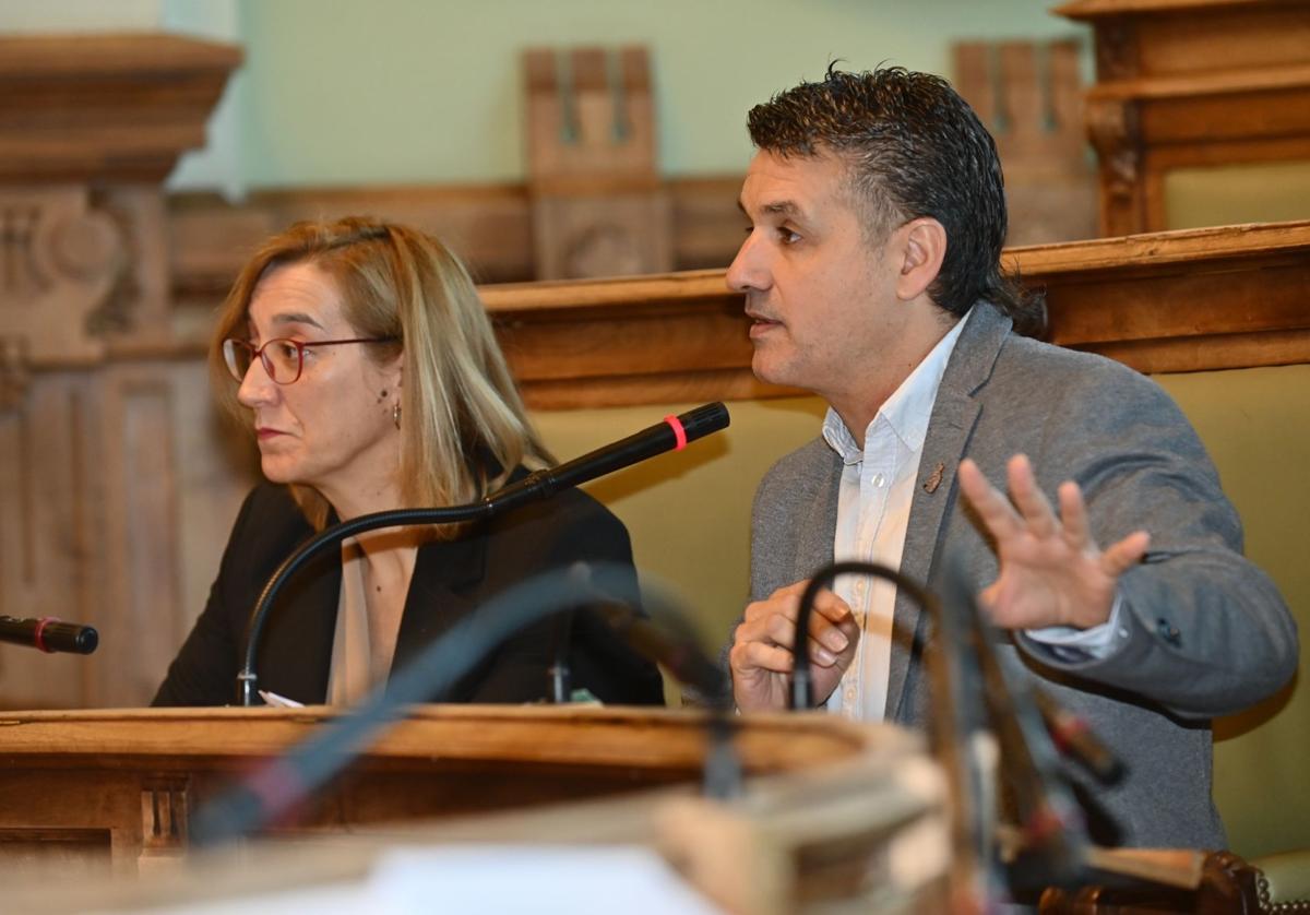 Los concejales de Toma la Palabra, Rocío Anguita y Jonathan Racionero, el lunes en el pleno.