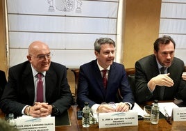 Jesús Julio Carnero, alcalde de Valladolid, José Antonio Santano, secretario de Estado, y Óscar Puente, ministro de Movilidad, en una reunión del Consejo de Administración de la sociedad Valladolid Alta Velocidad.