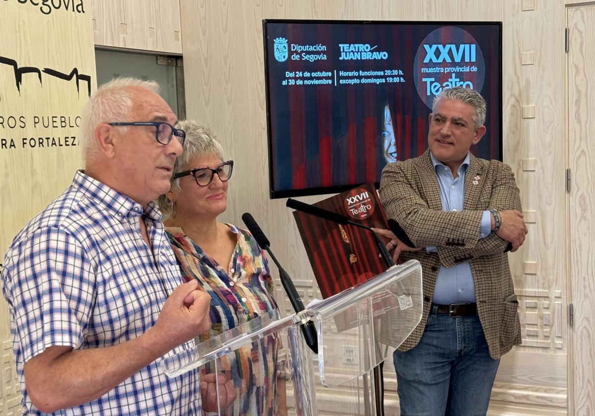 Dos actores del grupo Festeamus, en la presentación de la muestra ante la mirada del diputado provincial.